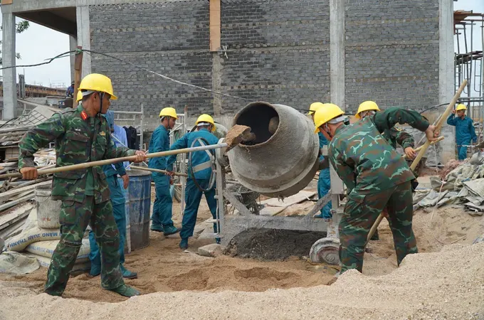 The Dak Lak Provincial Military Command has deployed officers and soldiers to assist in the construction of inter-level boarding schools in the border communes of Ia Lop and Ia Rve in Dak Lak Province. (Photo: SGGP)