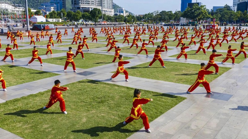 Martial arts practitioners perform traditional martial arts during a mass demonstration. (Photo: SGGP)