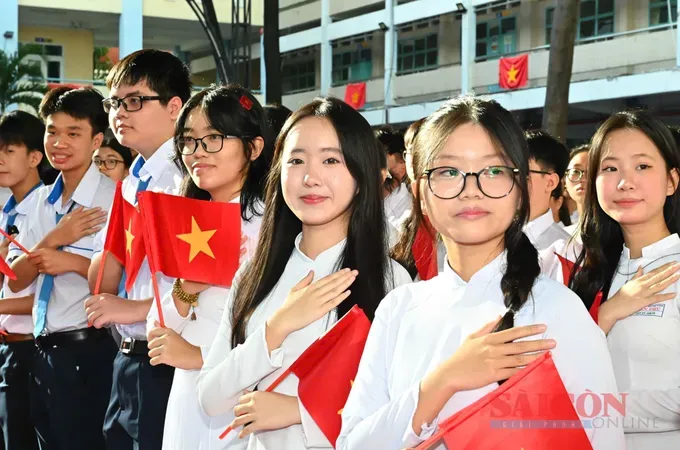 Students may return to school at most one week before the official opening ceremony. (Photo: SGGP)