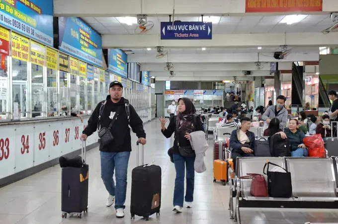 The former Mien Dong (Eastern) Bus Station is always crowded with passengers during holidays. (Photo: SGGP)
