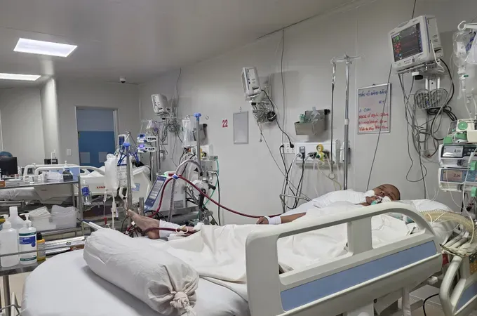 A severe dengue patient receives treatment at Ho Chi Minh City Hospital for Tropical Diseases.