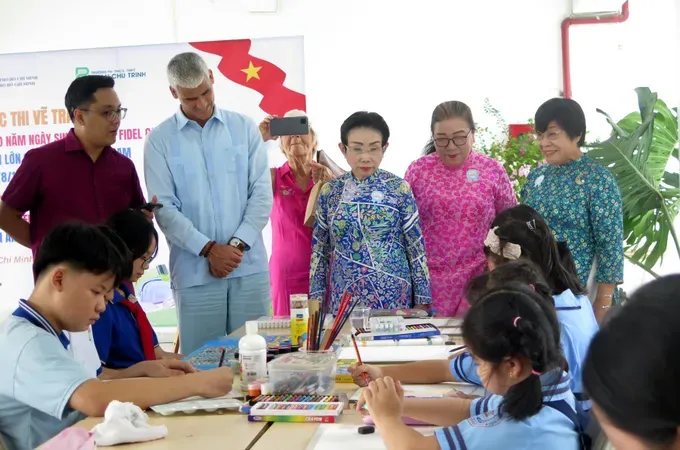 Delegates encourage the students participating in the contest. (Photo: SGGP)