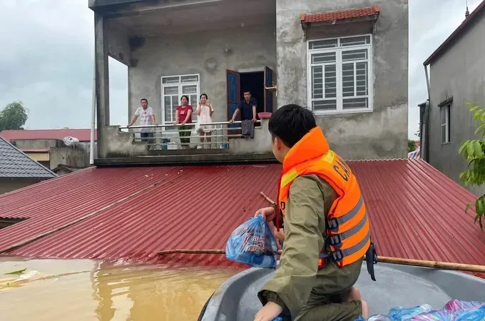 Authorities use boats to reach flooded areas and deliver essential supplies to residents in Trang Dinh Commune, Lang Son Province. (Photo: Trang Dinh Commune Police)