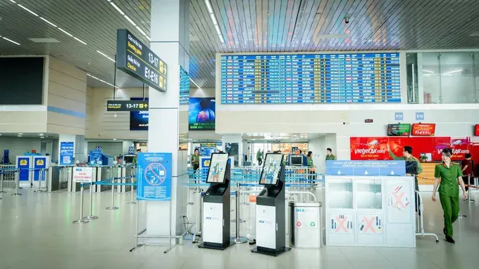 ACV has activated measures to ensure safe and smooth operations at its airports during the National Day holiday travel peak from August 28 to September 3, with extra staff and equipment deployed to ease congestion. (Photo: SGGP)