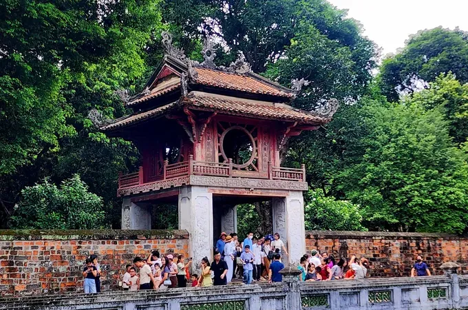 Visitors at the Van Mieu Quoc Tu Giam (Temple of Literature) in Hanoi during the National Day holiday (Photo: SGGP)