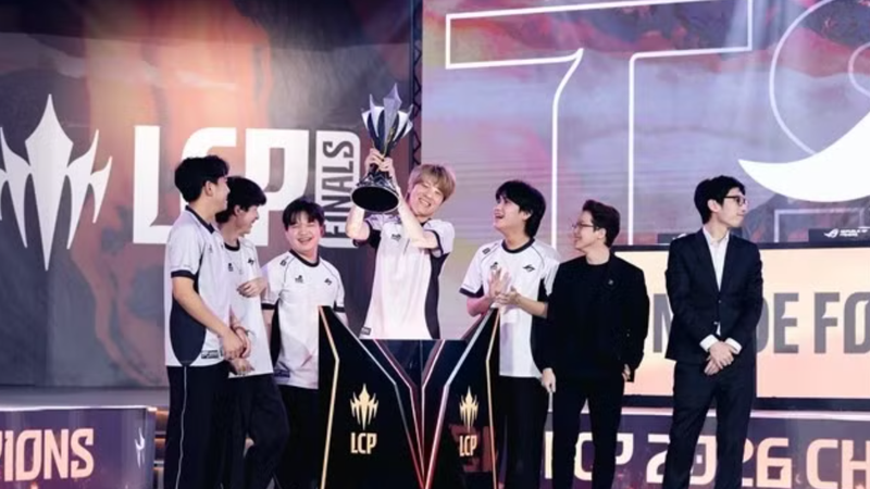 Team Secret Whales lifting the LCP Finals trophy in Taipei, China, on August 30. (Photo: lolesports.com)