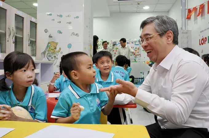 Vice Secretary of the Ho Chi Minh City Party Committee Nguyen Phuoc Loc talks with pediatric patients at the Happy Class at Children’s Hospital 1. (Photo: SGGP)