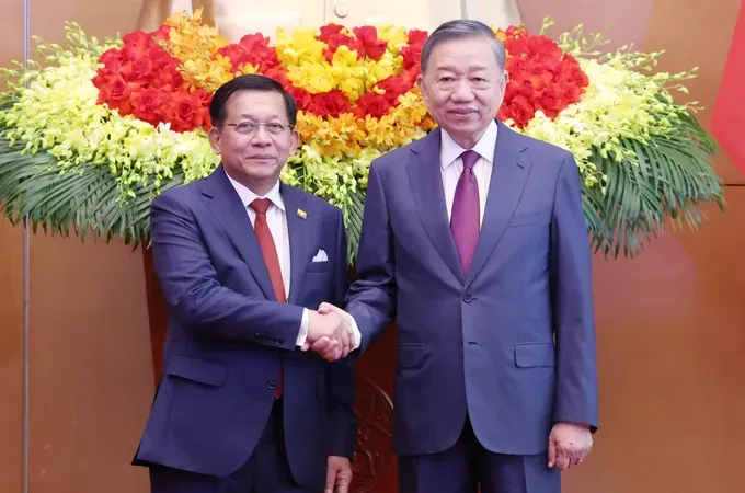 Party General Secretary and President To Lam (R) and Myanmar President Min Aung Hlaing (Photo: SGGP)