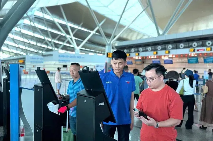 Phu Bai International Airport staff assist passengers with online check-in. (Photo: Airports Corporation of Vietnam - ACV)