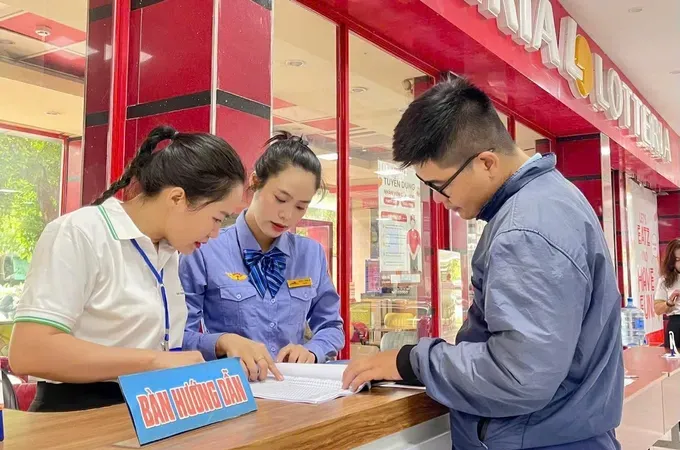 Passengers purchase tickets directly at Saigon Railway Station. (Photo: SGGP)
