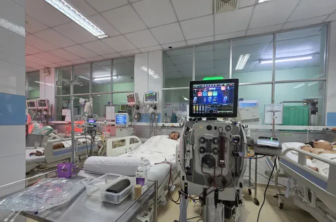 A severe, life-threatening dengue patient undergoing treatment at the Hospital for Tropical Diseases in Ho Chi Minh City (Photo: SGGP)