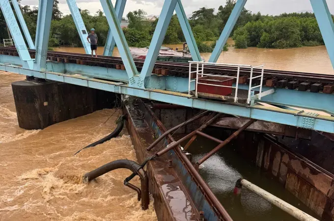 A barge is stuck at the base of the My Chanh railway bridge. (Photo: SGGP)
