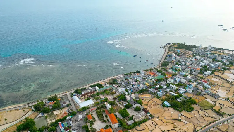 Ly Son Island boasts significant potential and diverse attractions for marine tourism.