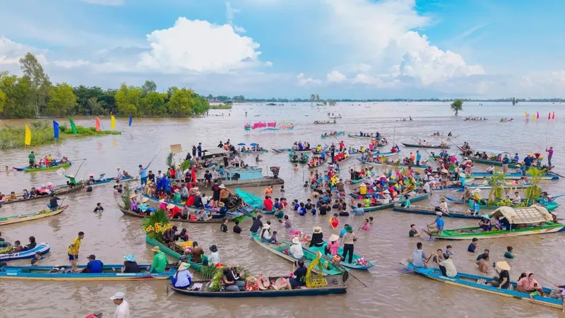 Mekong Delta’s floating season draws crowds to Dong Thap Muoi