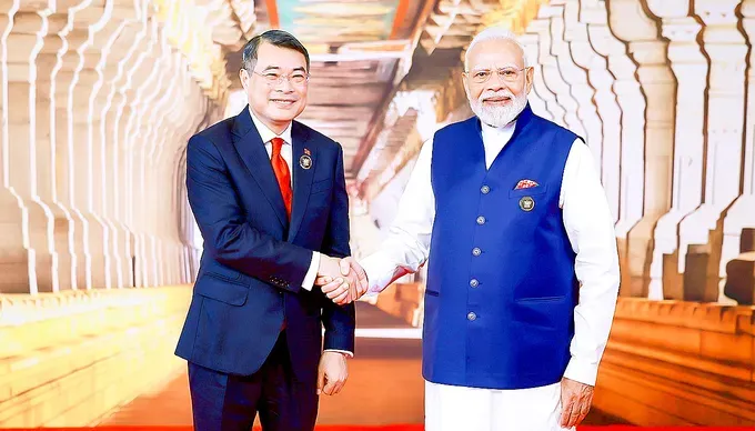 Prime Minister Le Minh Hung (L) shakes hands with his Indian counterpart Narendra Modi. (Photo: VNA)