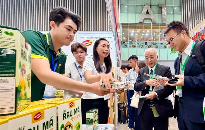 Businesses showcase baked goods and processed foods to customers at Vietnam International Sourcing Expo 2026 (Photo: SGGP)