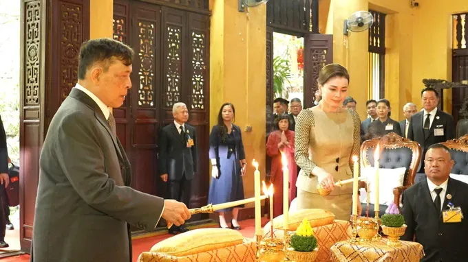 Thai King Maha Vajiralongkorn and Queen Suthida Bajrasudhabimalalakshana light incense at the ceremony (Photo: VBS)