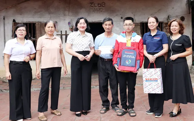 SGGP Newspaper Deputy Editor-in-Chief Bui Thi Hong Suong (third from left) visits and presents gifts to Nguyen Duc Hieu and his family in Van Nham Commune, Lang Son Province. (Photo: SGGP)