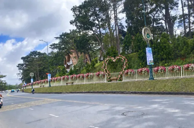 A floral space along Tran Quoc Toan Street, next to Xuan Huong Lake, in Xuan Huong-Da Lat Ward (Photo: SGGP)