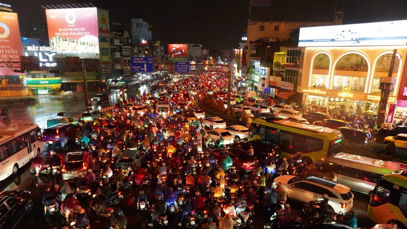 Ho Chi Minh City hit by prolonged traffic congestion after heavy rain