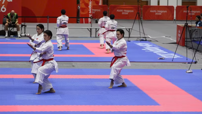 The Vietnamese athletes perform in the women's team kata event in karate at ASIAD 2026 on September 22. (Photo published by VNA)