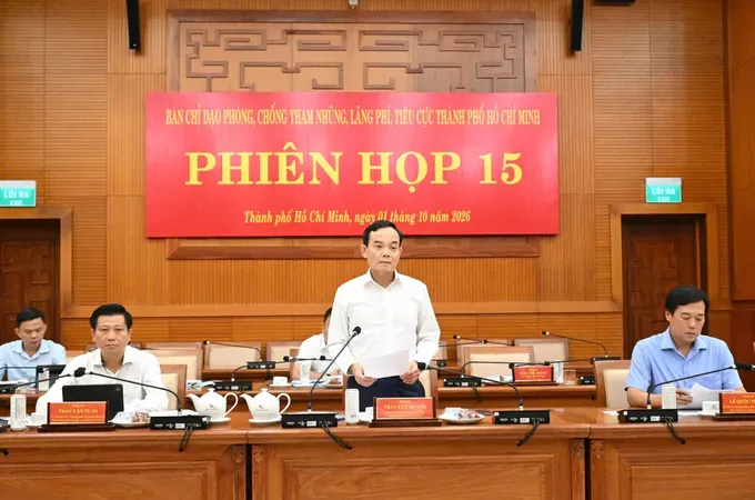 Mr. Tran Luu Quang, Member of the Politburo, Secretary of the Ho Chi Minh City Party Committee, and Head of the Steering Committee, chairs the meeting. (Photo: SGGP)
