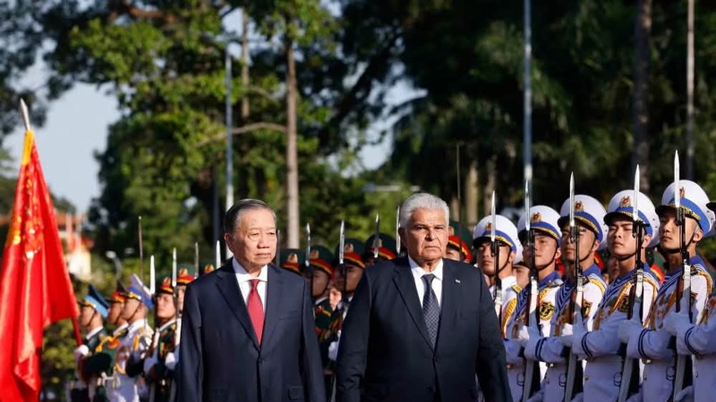 General Secretary of the Communist Party of Vietnam Central Committee and President To Lam and Panamanian President José Raúl Mulino inspect the Guard of Honour (Photo: VNA)