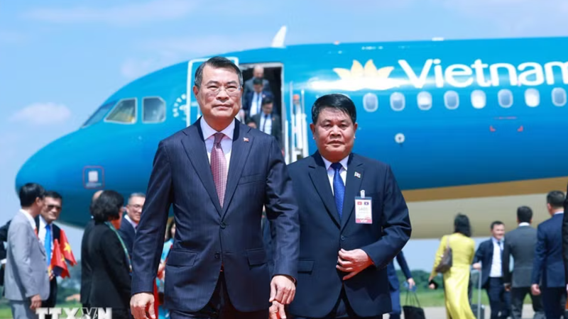 Prime Minister Le Minh Hung arrives in Vientiane on October 8, beginning his official visit to Laos. (Photo: VNA)