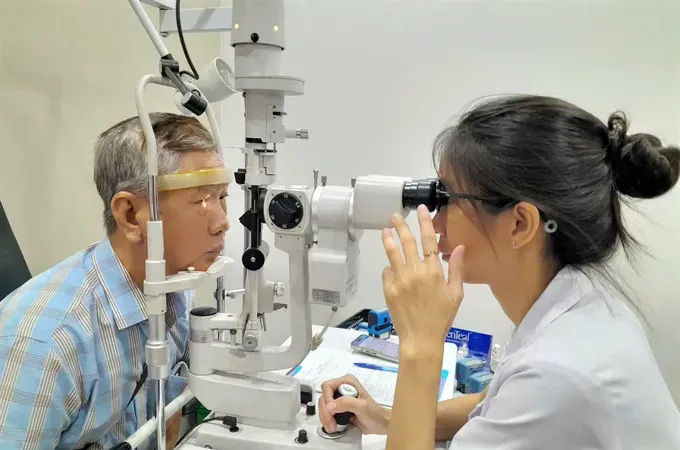 Eye examinations, counseling, and ophthalmic care for the elderly (Photo: SGGP
