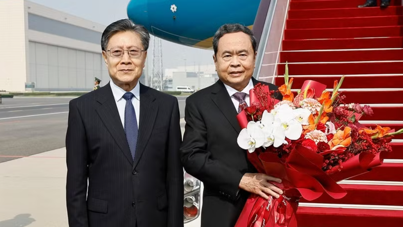 President of the Vietnamese National Assembly Tran Thanh Man (right) and Vice Chairman of the NPC Standing Committee Wang Dongming at the airport. (Photo: VNA)