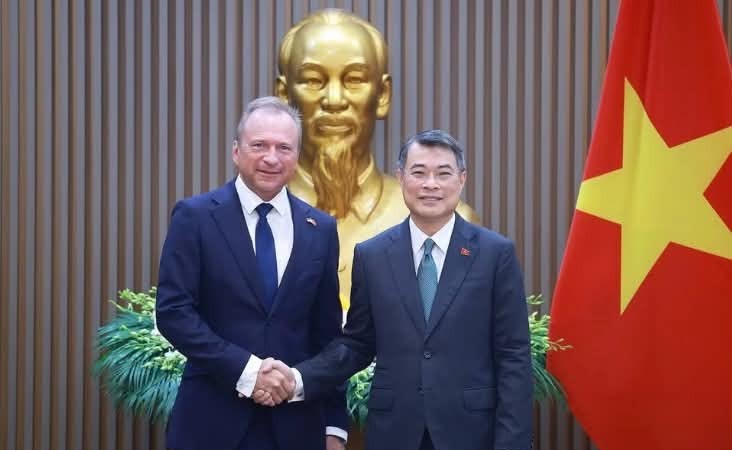 Prime Minister Le Minh Hung (right) and Luxembourg Minister of Finance Gilles Roth at their meeting in Hanoi on October 12, 2026 (Photo: VNA)