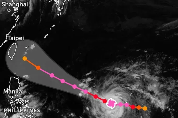 Super Typhoon Champi is moving northwestward toward Taiwan (China). (Screenshot from the Zoom Earth app at 5 p.m. on October 18.)