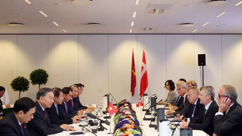 General Secretary of the Communist Party of Vietnam (CPV) Central Committee and President To Lam and Danish King Frederik X meet with leaders of prominent Danish businesses in Copenhagen on the morning of October 20 (Photo: VNA)