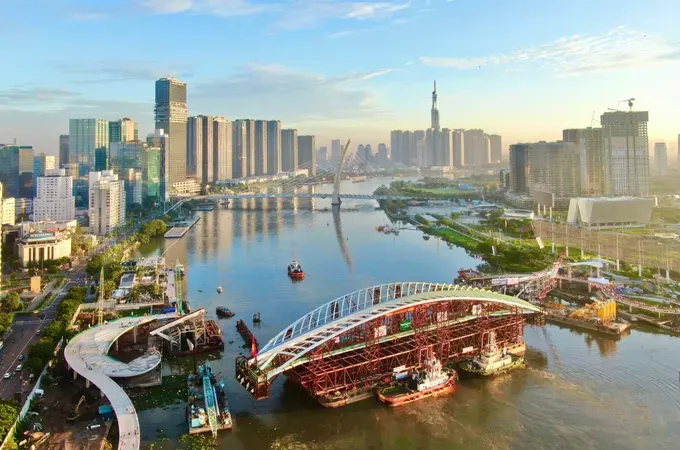 Work to join the main span of the Saigon River pedestrian bridge began on the morning of October 21.