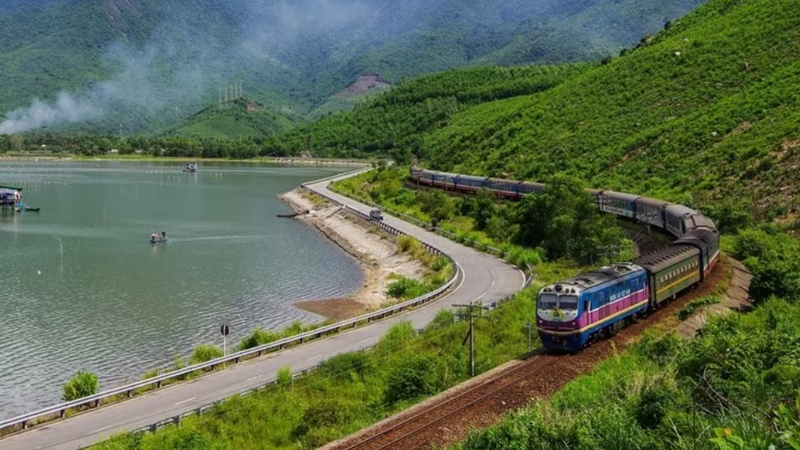 The Hue-Da Nang heritage train passes through Lap An Lagoon. (Photo: Vietnam Railways Corporation)