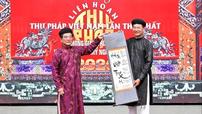 The first Vietnam Calligraphy Festival officially opened on the morning of October 22 in Hue City. (Photo: sGGP)