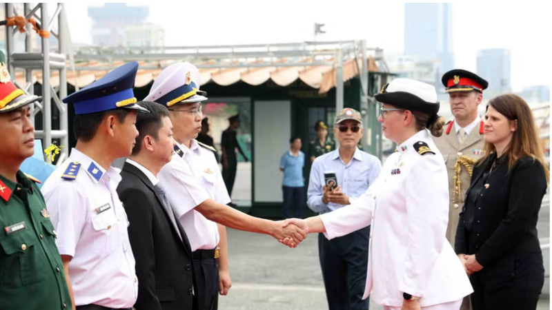 Colonel Pham Tien Dung, Deputy Chief of Staff of the Vietnam People’s Navy’s Naval Region 2 Command (L), welcomes Helen Taylor, HMS Spey’s commanding officer. (Photo: VNA)