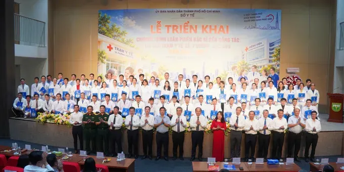 Vice Secretary of the Ho Chi Minh City Party Committee Nguyen Phuoc Loc commends the 79 doctors supporting 37 health stations. (Photo: SGGP)