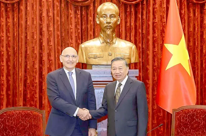 General Secretary of the Communist Party of Vietnam Central Committee and President To Lam (right) receives Special Representative of the President of Azerbaijan Elchin Amirbayov Hanoi on October 30, 2026. (Photo: VNA)