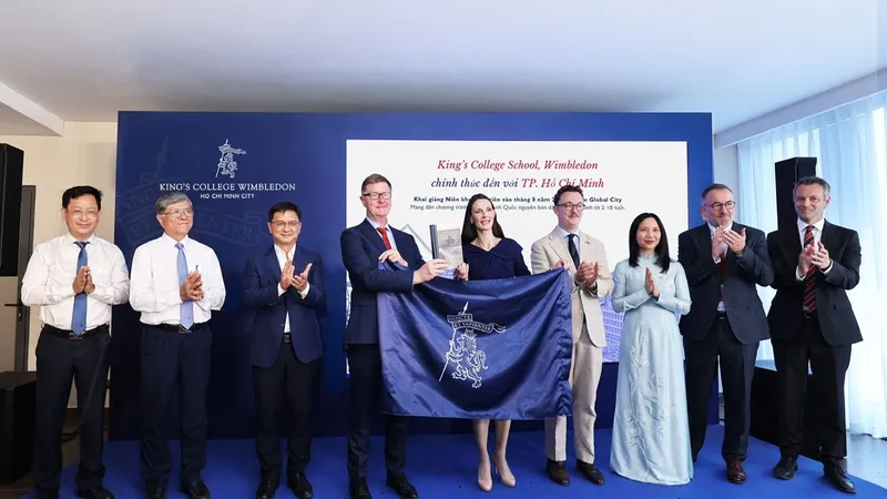 Nghi thức trao tặng cờ và sách – món quà mang ý nghĩa biểu trưng từ King's Wimbledon đến trường King’s TPHCM