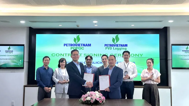 Ông Bùi Xuân Hiếu, Giám đốc PVD Logging và ông Lê Trần Minh Trí, Phó Tổng Giám đốc PQPOC thực hiện lễ ký hợp đồng trước sự chứng kiến của hai bên