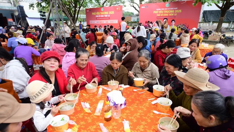 Người dân xã Hòa Thịnh thưởng thức những tô phở yêu thương thơm ngon (Nguồn báo Tuổi Trẻ)