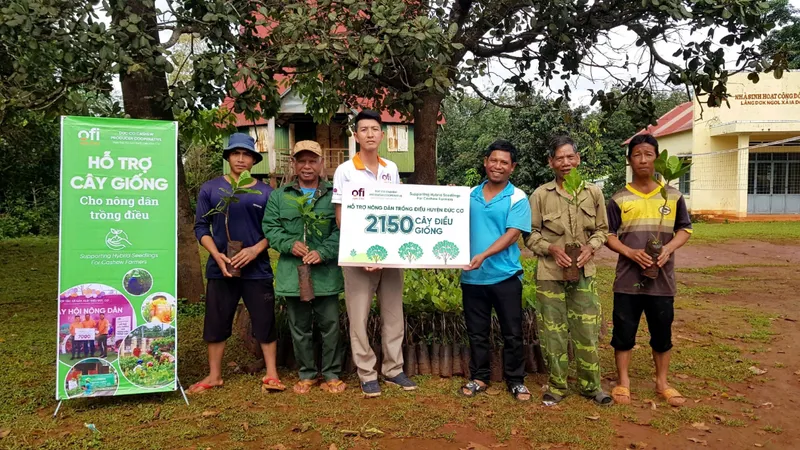 Nông dân được trao tặng cây điều giống chất lượng cao từ Ofi Việt Nam. ( Ảnh: Tài Lộc) 