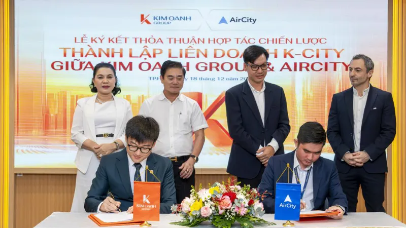 Đại diện Kim Oanh Group và AirCity thực hiện nghi thức ký kết thỏa thuận hợp tác chiến lược thành lập K-City