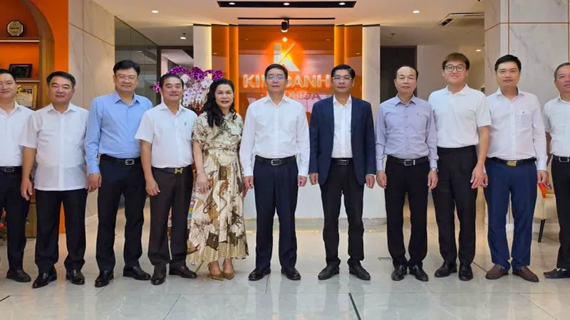 Ông Nguyễn Đình Trung (chính giữa) – Ủy viên Trung ương Đảng, Bí thư Thành ủy TP.Huế, cùng đoàn lãnh đạo TP. Huế ghé thăm trụ sở Kim Oanh Group tại TP.HCM. 