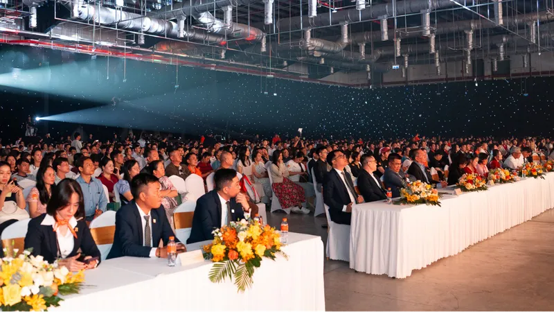 Ban lãnh đạo Kim Oanh Group, Kim Oanh Land và 2.000 khách hàng tham dự sự kiện.