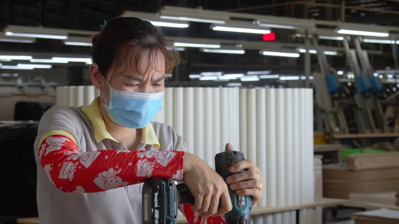 Công nhân Công ty gỗ Minh Phát (TP Thuận An, tỉnh Bình Dương) thao tác những công đoạn cuối trước khi đóng gói sản phẩm
