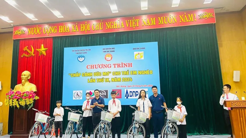 Saigon Co.op trao tặng xe đạp cho học sinh hiếu học có hoàn cảnh khó khăn ở Bắc Giang