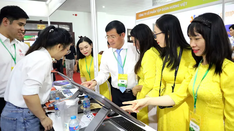 Khách tham quan tại tuần lễ chuyển đổi số và khởi nghiệp đổi mới sáng tạo - Mekong Delta 2024