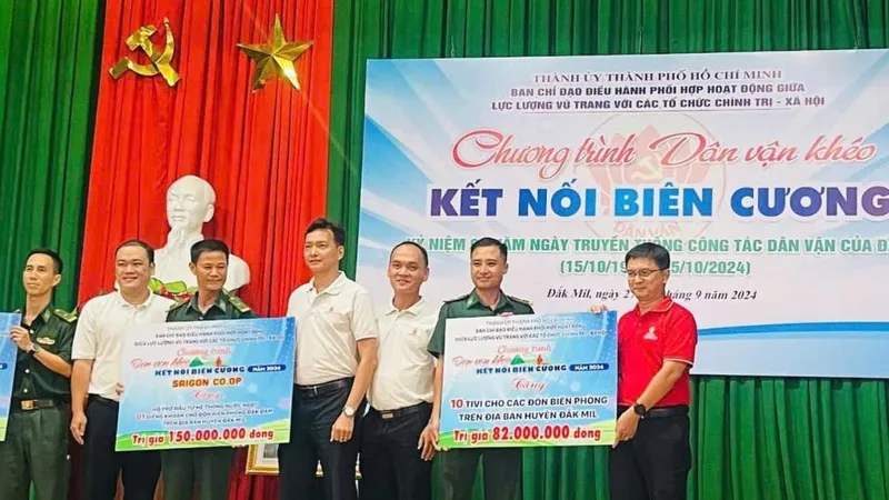 Trao tặng quà đến các chiến sĩ bộ đội biên phòng